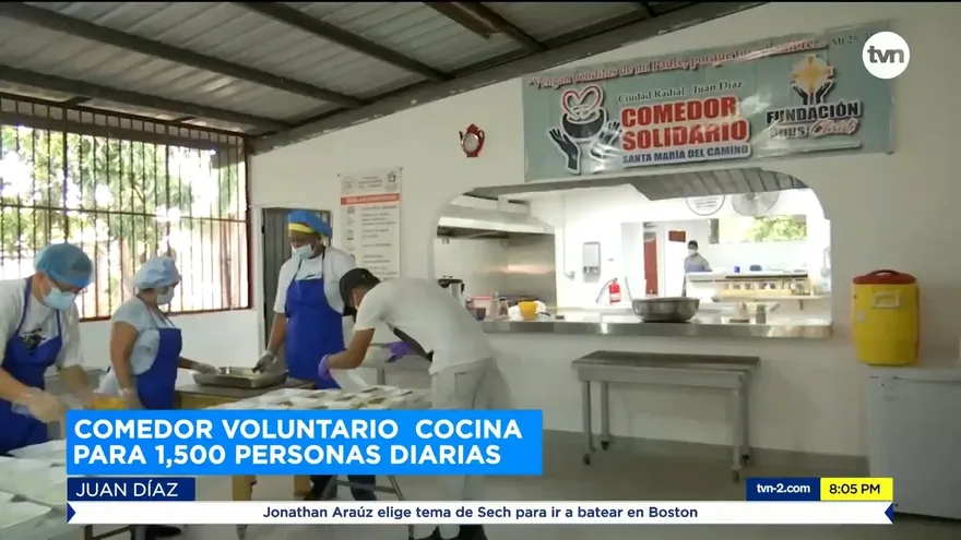 Comedor voluntario cocina para 1,500 personas diarias