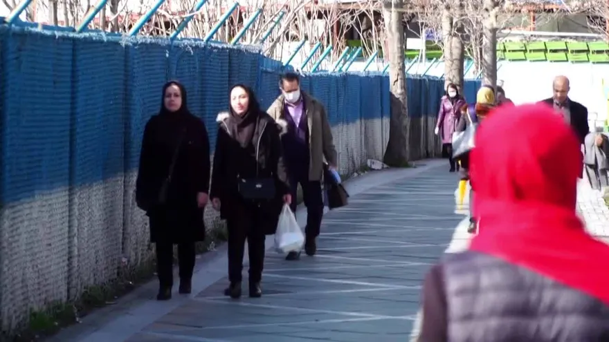 Preocupados por el coronavirus, los iraníes se encierran en sus casas.