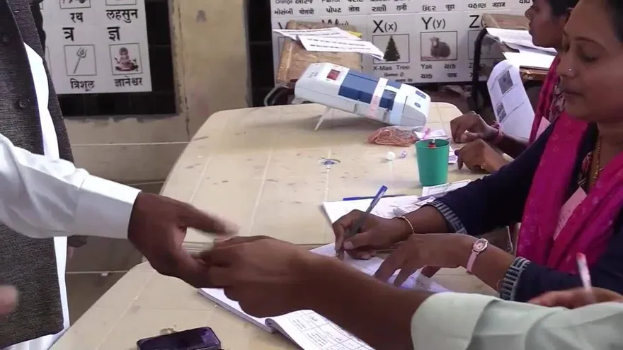 Con el carné de votante en mano, los nómadas indios vuelven a casa