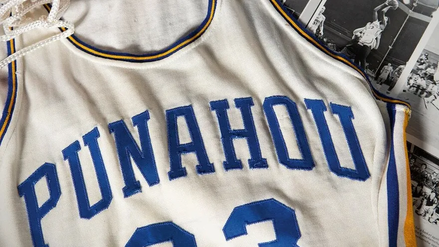 Camiseta de básquetbol de Barack Obama rematada en USD 120.000