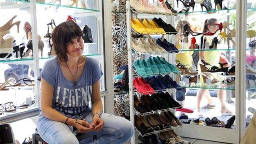 Nicky Zachary, dueña de una zapatería, espera clientes en Atenas, Grecia, el 6 de julio de 2015.