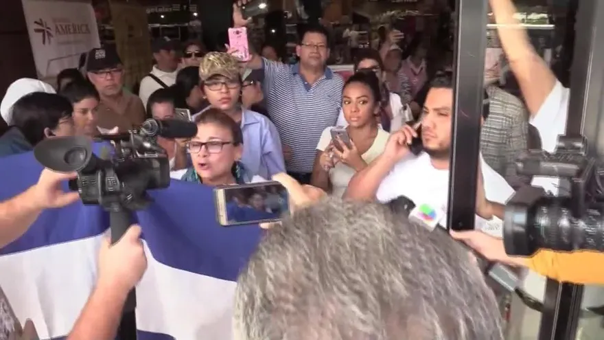 Opositores y policías se enfrentan antes de inicio de protesta en Nicaragua