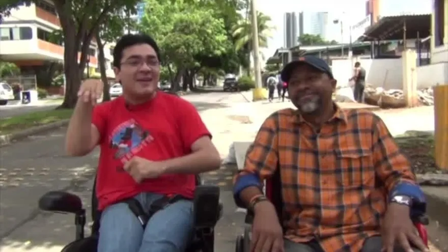 Kayata en silla de ruedas con Juanpi, recorre la capital