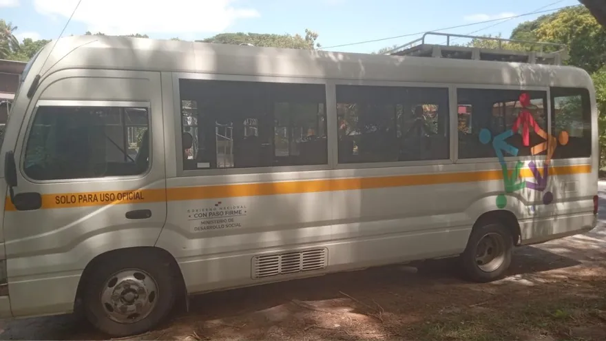 Bus que fue robado de la instalaciones del Mides en Penonomé