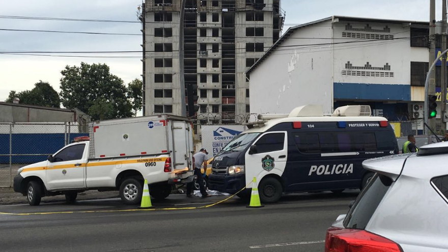 El conductor del taxi colisionó con el poste del tendido eléctrico y falleció en el lugar