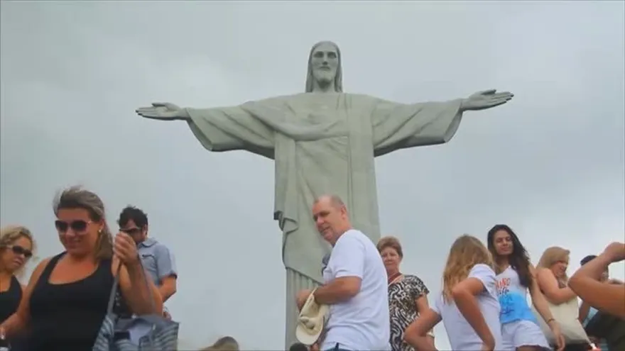 En lo alto, el Cristo Corcovado escolta el f
