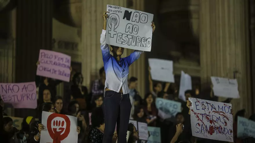 Una mujer participa en una manifestación contra la violación de una adolescente por más de 30 hombres, el 27 de mayo de 2016, frente a la Asamblea Legislativa de Río de Janeiro (Brasil).