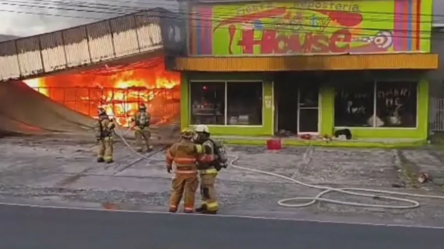 Voraz incendio consume local en Paso Canoas
