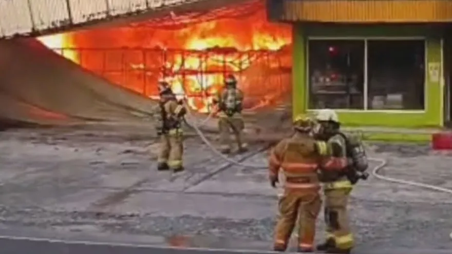 Voraz incendio consume local en Paso Canoas
