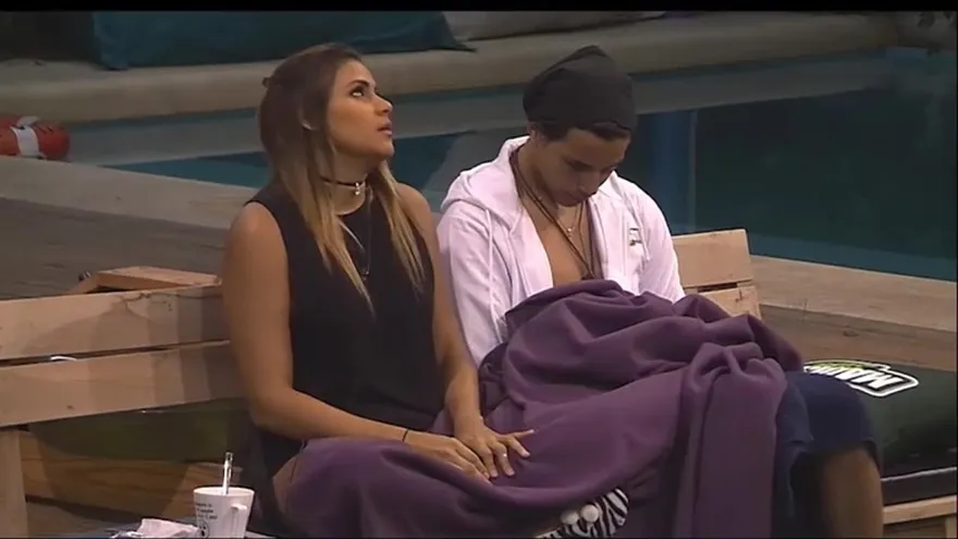 Ángel se quiere ir de la casa.