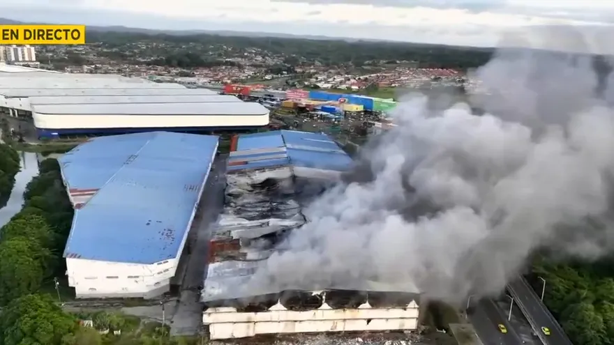 Bomberos siguen con labores de extinción en bodegas de Zona Libre