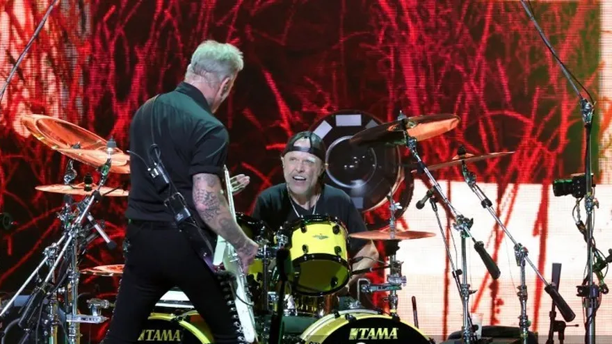 James Hetfield y Lars Ulrich de Metallica actúan en el escenario durante el concierto y subasta "Helping Hands 2024".