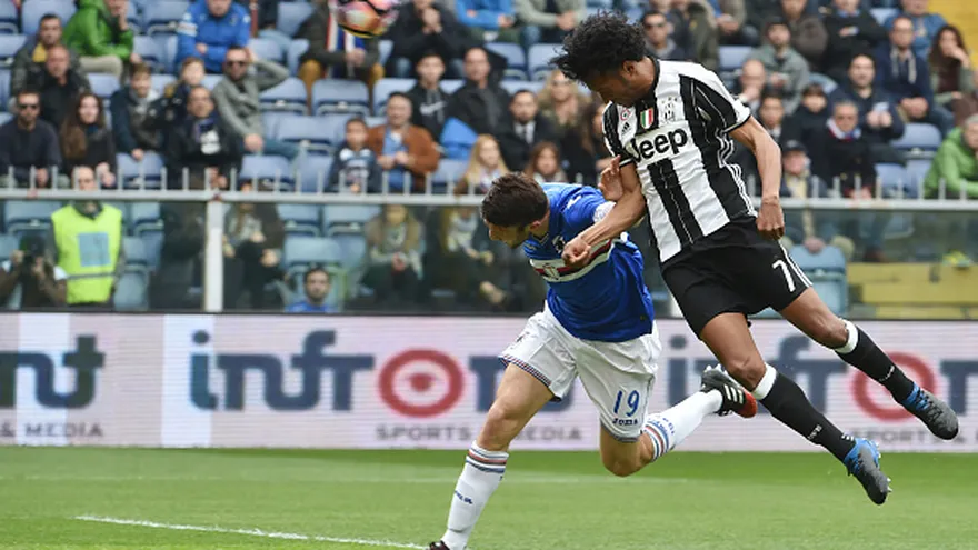 Juan Cuadrado (7) remata de cabeza para la Juventus ante la Sampdoria