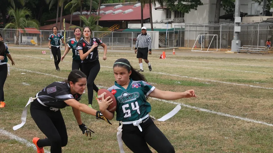 Acción del partido entre las Brader Raiders y las Eagles del Colegio de Panamá