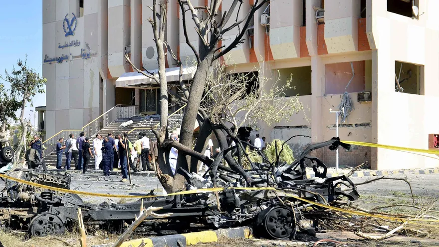 Vista de un coche carbonizado tras un atentado en el Sinaí, Egipto