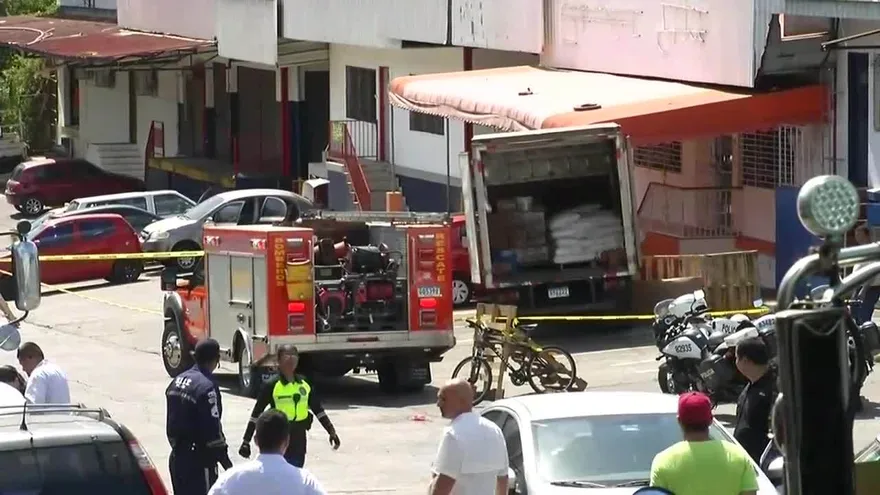 Mujer muere arrollada por auto sin conductor