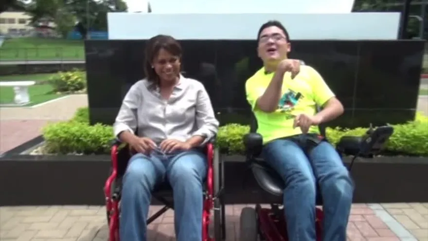 Juanpi y vicealcaldesa Banfield se aventuran en sillas de ruedas