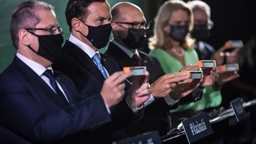 Autoridades en Brasil muestran la vacuna