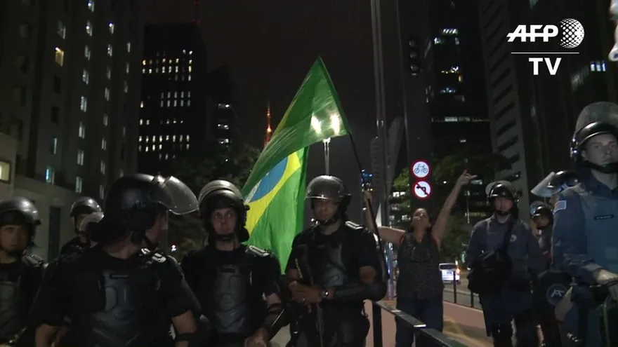 Detenidos tras protesta en Brasil, a pocas horas de voto contra