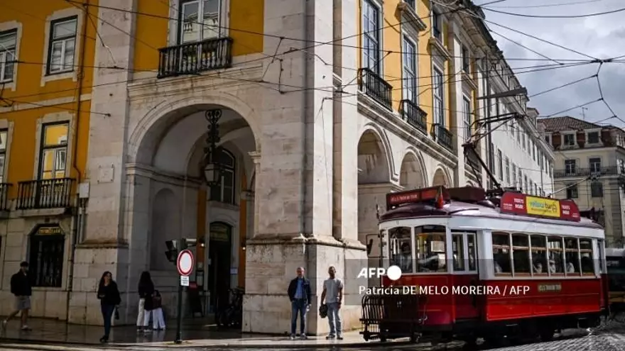 Personas en la plaza del Comercio en Lisboa, Portugal