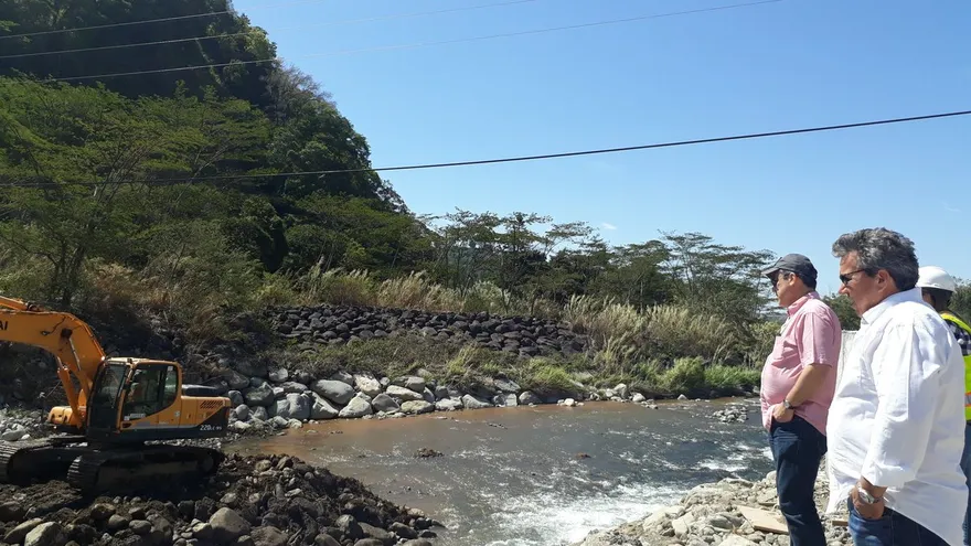 Ministro de Obras Públicas, Ramón Arosemena en labores de inspección para construcción de puente.