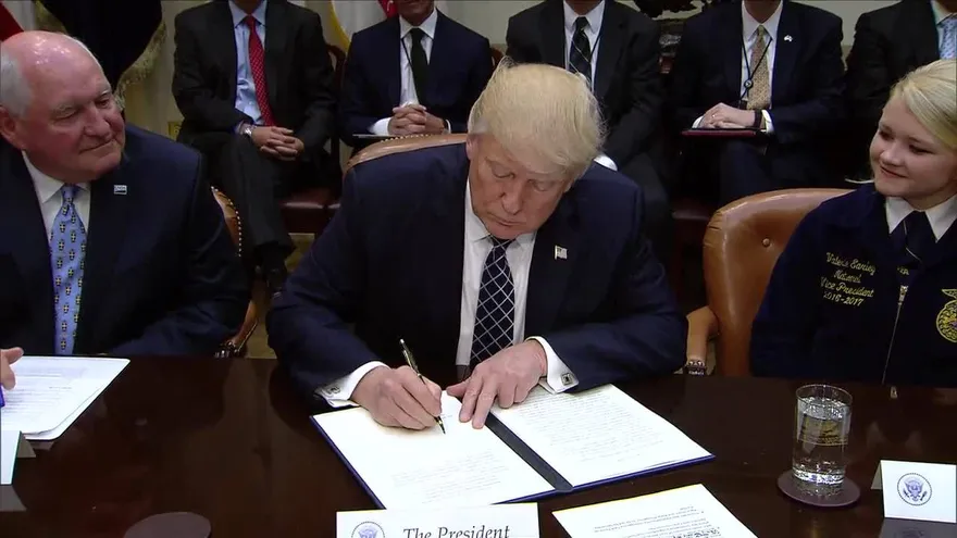 Trump va contra Canadá y se empeña en presupuesto para muro