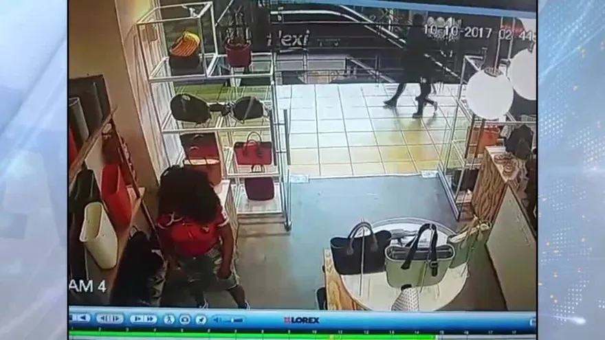 Autoridades investigan hurto en un centro comercial