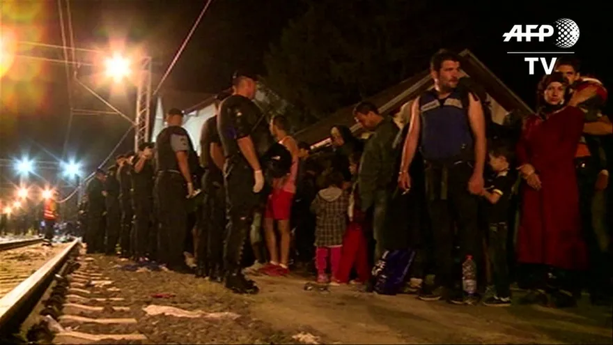 Europa central se atrinchera e impide paso de refugiados