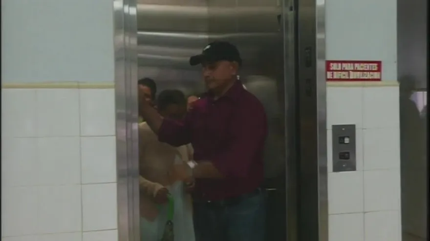 Malestar entre asegurados por daño de ascensores en policlínica