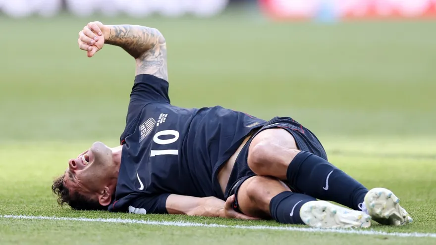 Christian Pulisic yace adolorido sobre el césped durante el partido de octavos de final entre Estados Unidos y Bélgica