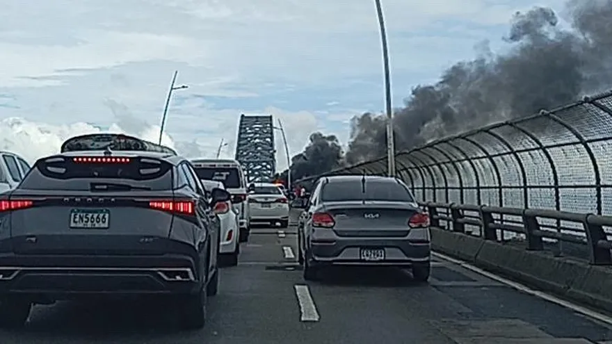 Momento del incendio en la busito en el puente de las Américas.