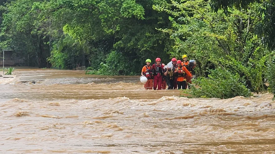 Parte de las labores de rescate que realiza el Sistema Nacional de Protección Civil (Sinaproc), a la vez que evacúa a residentes en el sector de Loma de Quebro.