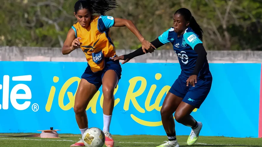 Jugadoras de la Selección Femenina de Panamá en entrenamiento