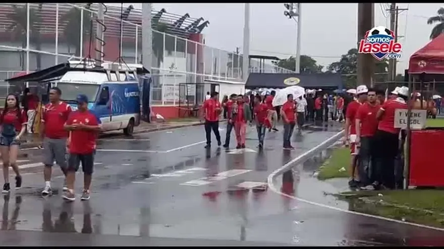 Fanaticada en los alrededores del Rommel Fernández