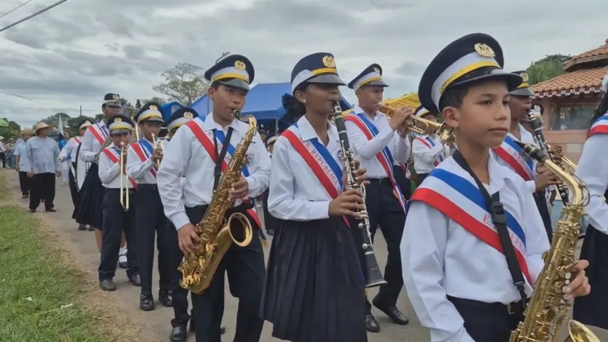 Estudiantes de diferentes escuelas participan de desfile