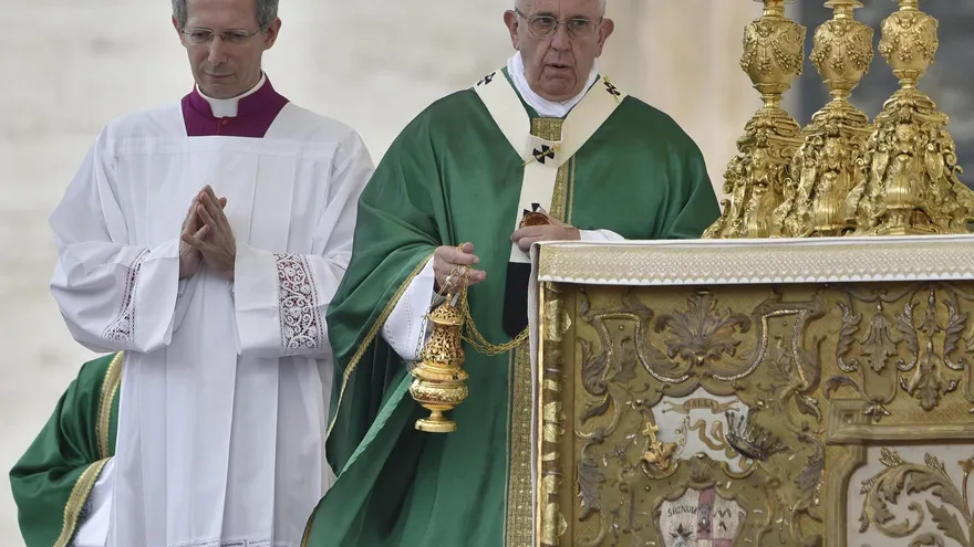 El papa Francisco pidió hoy a las parroquias e iglesias del mundo que no establezcan horarios de apertura al público, sino que mantengan abiertas sus puertas en todo momento.