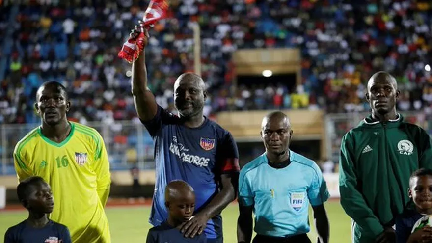 El presidente George Weah disputa partido con Liberia a los 51 años