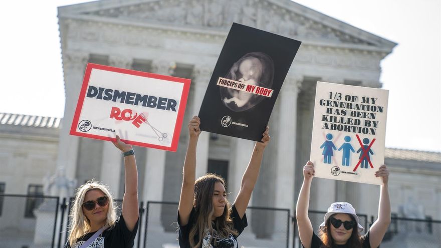 Protesta de activistas contra el aborto frente a la Corte Suprema en Washington, DC, EE. UU., 24 de junio de 2022.