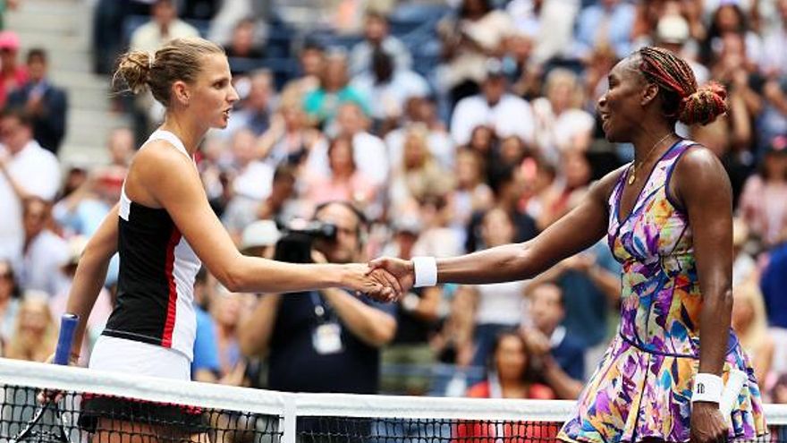 Karolina Pliskova (i) saluda a Venus Williams (d) al final del partido