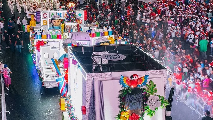 Carroza "Hechos del Canal" en el desfile de Navidad 2024.