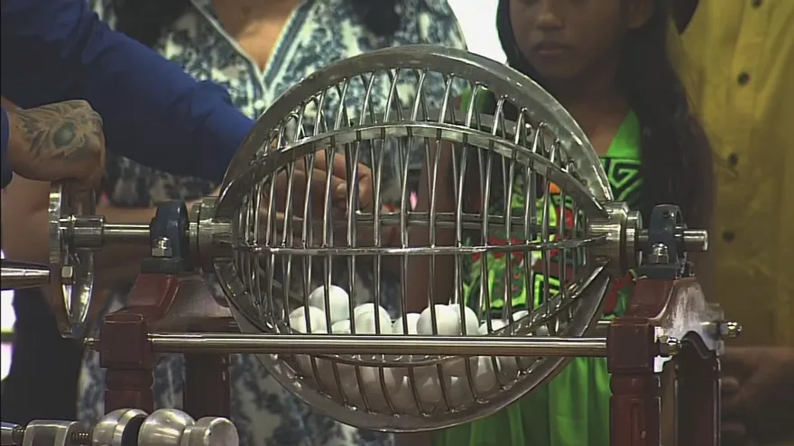 Anfora del sorteo de la Lotería Nacional de Beneficencia.