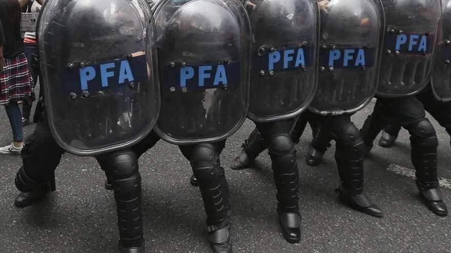 Investigadores del Departamento Unidad de Investigación Antiterrorista de la PFA desplegaron un "intenso operativo" antiterrorista y un juzgado ordenó allanar ese domicilio, en un procedimiento en el que se incautó "material técnico de interés para la investigación", como teléfonos móviles, computadoras y otros dispositivos.