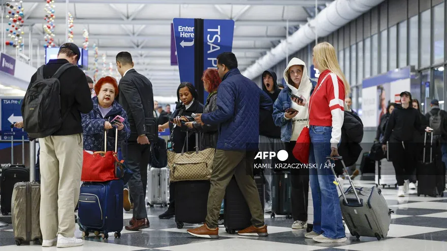 Pasajeros esperan tras cancelación de vuelos en Estados Unidos.