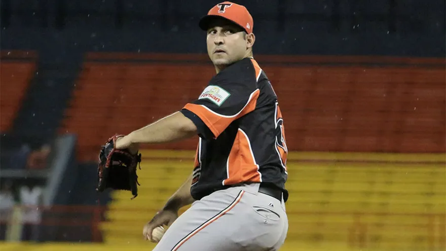 Paolo Espino abrirá hoy en la final del béisbol dominicano