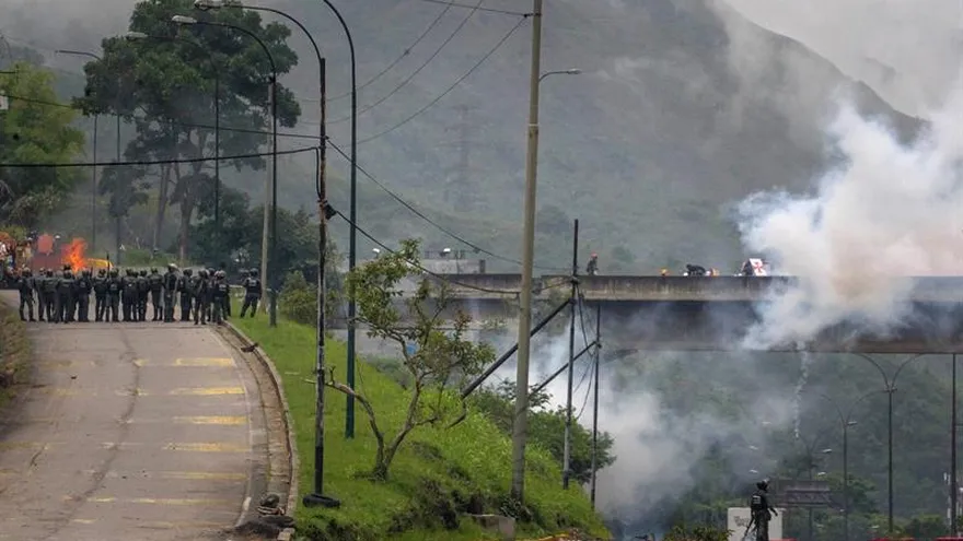 Miembros de la Guardia Nacional Bolivariana (GNB) dispersan a un grupo de manifestantes hoy, martes 23 de mayo de 2017, durante una protesta en Caracas (Venezuela).