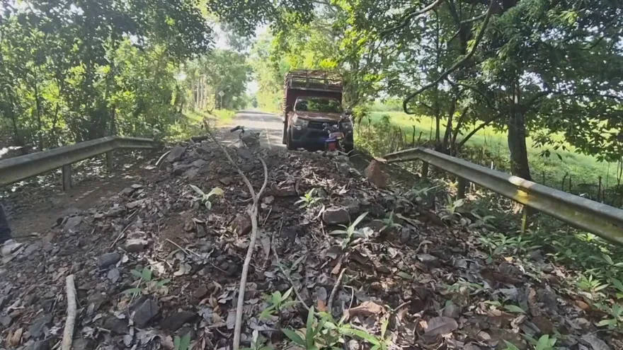Puente colapsado golpea transporte, comercio y turismo en comunidades de Los Santos