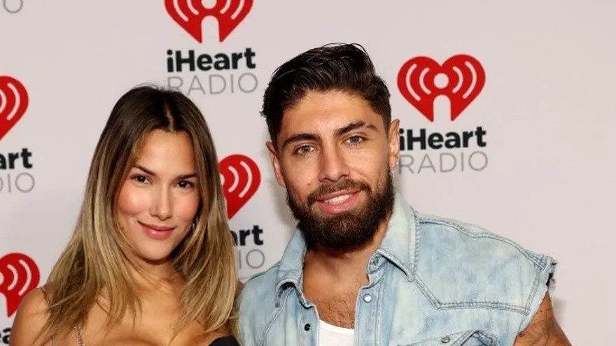 Alejandra Jaramillo y Beta Mejia asisten a la Fiesta Latina de iHeartRadio 2024 en el Kaseya Center el 26 de octubre de 2024 en Miami, Florida.