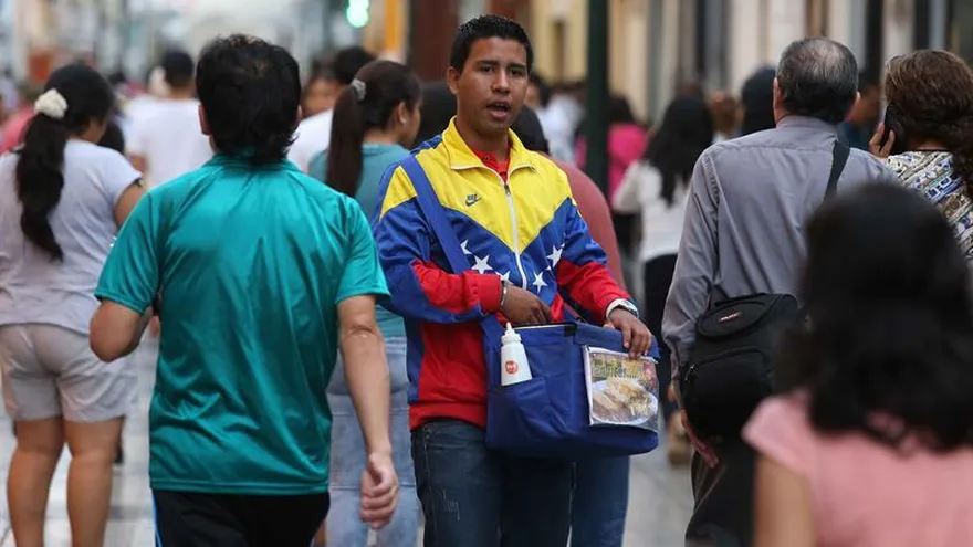 En la imagen, un inmigrante venezolano vendiendo arepas por el jirón de la unión del centro histórico de Lima (Perú).