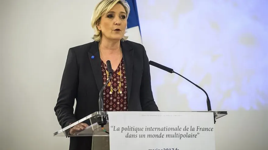 La líder del partido de extrema derecha Frente Nacional y candidata presidencial, Marine Le Pen, durante una rueda de prensa en París.