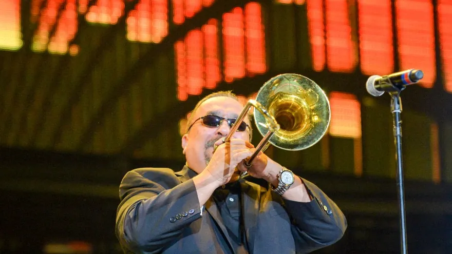 Willie Colón, legendario cantautor y pilar de la música salsa.